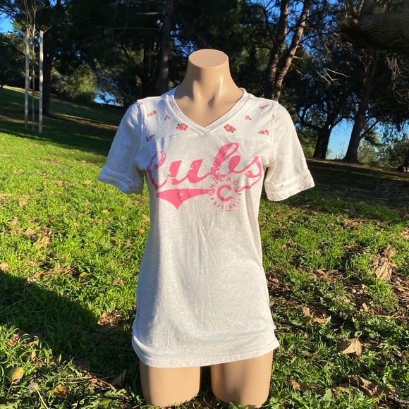 Chicago cubs women’s medium baseball graphic Cream/pink T-shirt - Picture 1 of 9